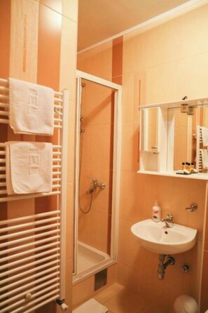 Shower, eco-friendly toiletries, hair dryer, slippers - Hotel Vijecnica (Sarajevo)
