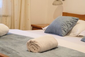 Luxe beddengoed, een bureau, verduisterende gordijnen