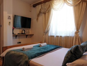 Bộ đồ giường cao cấp, bàn, màn/rèm cản sáng, phòng cách âm