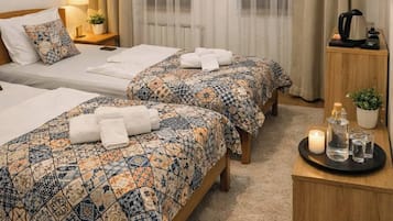 Kamar Twin Klasik, pemandangan kota | Seprai premium, meja kerja, tirai kedap cahaya, dan kedap suara