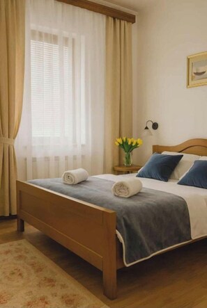Premium bedding, desk, blackout drapes, soundproofing - Hotel Vijecnica (Sarajevo)
