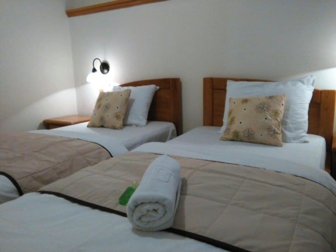 Premium-sengetøj, skrivebord, mørklægningsgardiner, lydisolering