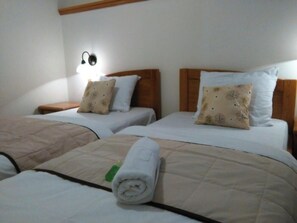 Ropa de cama de alta calidad, escritorio y cortinas blackout 