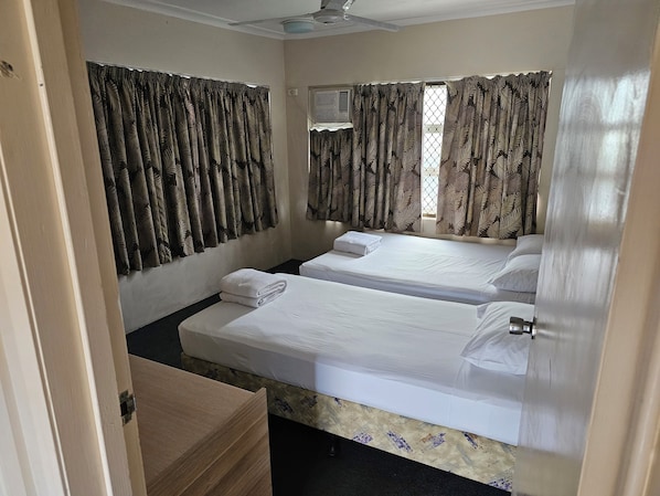 1 bedroom, iron/ironing board, free WiFi, bed sheets - Cairns holiday unit apartment kitchen aircon wifi near esplanade and hospital (Cairns North)