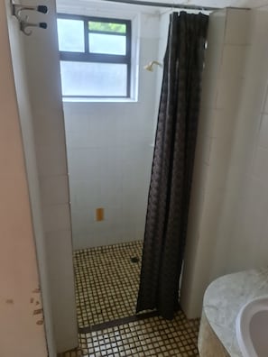 Hair dryer, towels, soap, toilet paper - Cairns holiday unit apartment kitchen aircon wifi near esplanade and hospital (Cairns North)