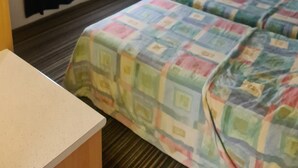 A room with two beds, a small table, and a window with curtains. - Cairns holiday unit apartment kitchen aircon wifi near esplanade and hospital (Cairns North)