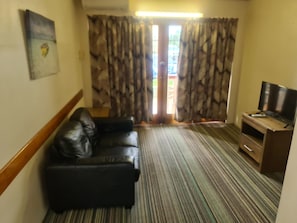 Smart TV - Cairns holiday unit apartment kitchen aircon wifi near esplanade and hospital (Cairns North)
