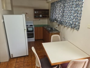 Fridge, microwave, oven, stovetop - Cairns holiday unit apartment kitchen aircon wifi near esplanade and hospital (Cairns North)