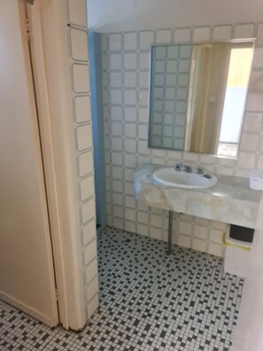 Haartrockner, Handtücher, Seife, Toilettenpapier