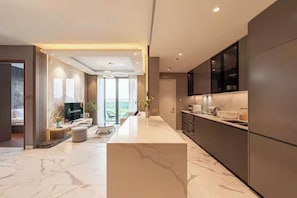 Suíte presidencial, 2 quartos, acesso ao Club Lounge, vista para a cidade | Cozinha privada | Geladeira grande, micro-ondas, fogão, cooktop