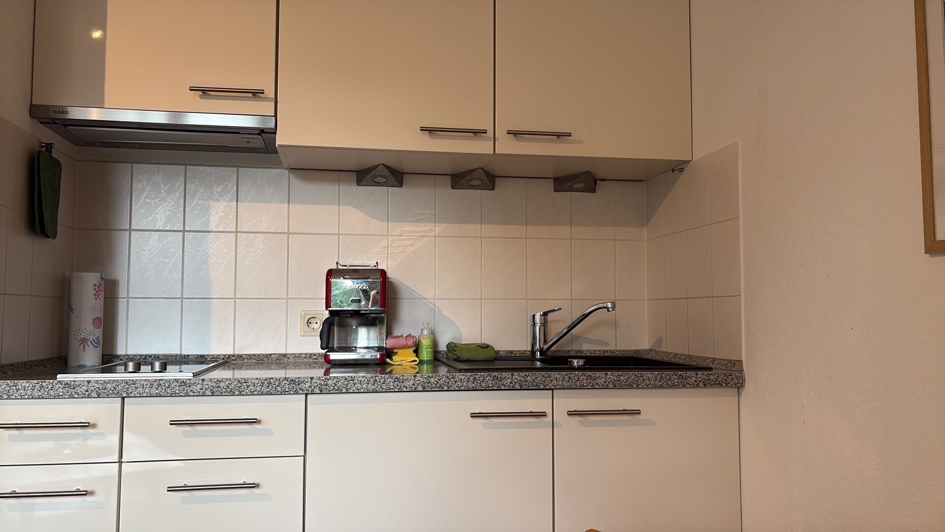 ثلاجة، فرن، موقد طهي مسطح، ماكينة لصنع القهوة/الشاي