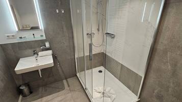 Douche, sĂšche-cheveux, serviettes fournies, savon