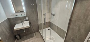 Douche, sèche-cheveux, serviettes fournies, savon