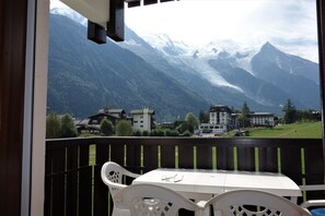 Outdoor dining - Apartment 'Les Balcons Du Savoy' Mont Blanc View, Balcony and Wi-Fi (Chamonix-Mont-Blanc)