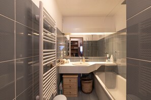 Shower, towels - Apartment 'Les Balcons Du Savoy' Mont Blanc View, Balcony and Wi-Fi (Chamonix-Mont-Blanc)