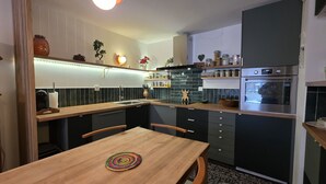 Kaffe-/temaskine, køleskab, mikrobølgeovn, ovn
