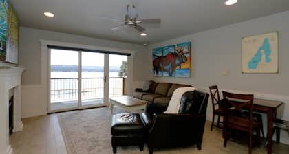 Remodeled Lakefront Studio with Beach Access and Seasonal Community Pool