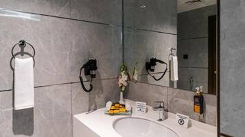 Ducha, toallas, jabón, shampoo