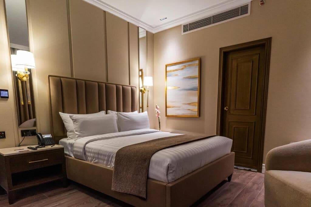 Escritorio, tabla de planchar con plancha y wifi gratis 