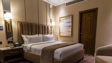 Escritorio, tabla de planchar con plancha y wifi gratis