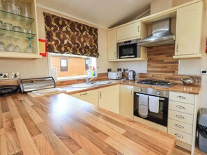 Dishwasher, cookware/dishes/utensils - Kingfisher Lodge - Arnside 14 (Carnforth)