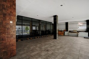 Parking - Hotel O near Ciputra World Surabaya (Surabaya)