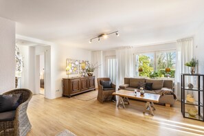 Fernseher, Kamin, Stereoanlage