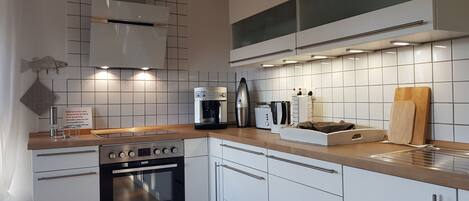 Frigorífico, microondas, horno y placa de cocina