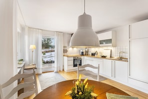 Fridge, microwave, oven, stovetop - Apartment Gartenblick, 96 sqm, 2 Bedrooms, Max. 4 Guests (Balve)