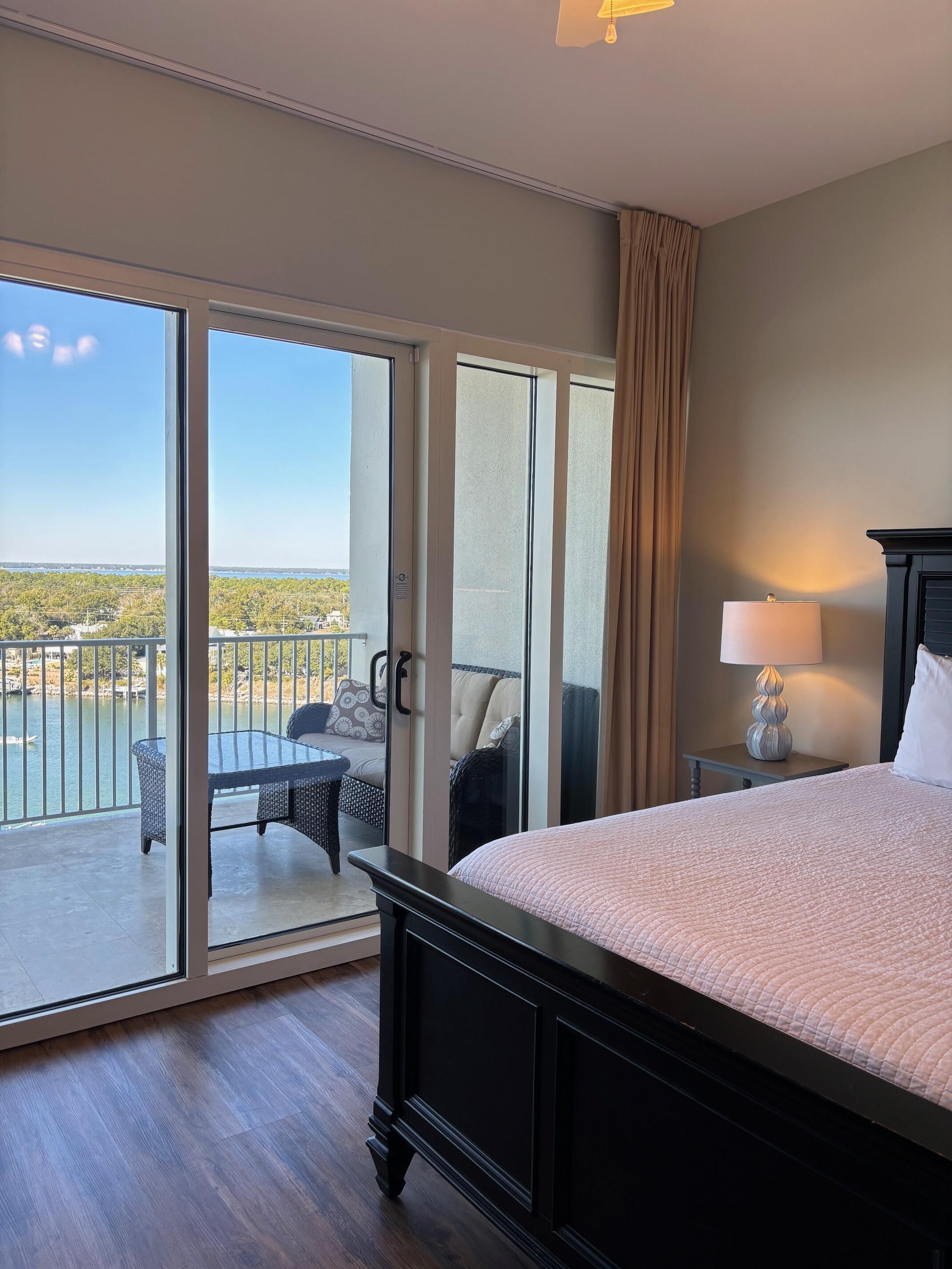 Tabla de planchar con plancha, wifi gratis y ropa de cama 