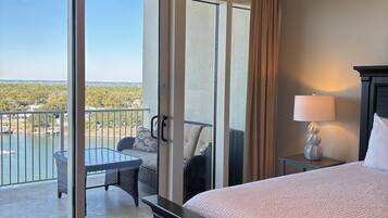 Tabla de planchar con plancha, wifi gratis y ropa de cama