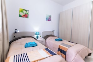 Iron/ironing board, free WiFi - Seaside Cosy Maisonette- 2 mins from sea (Marsaskala)