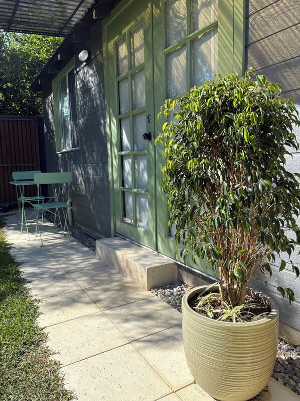 Terrace/patio - Secluded studio/granny flat, 4 minute walk from the lieveliest foodie street (East Victoria Park)