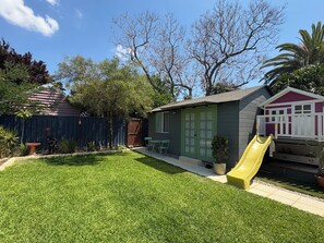 Children’s area - Secluded studio/granny flat, 4 minute walk from the lieveliest foodie street (East Victoria Park)