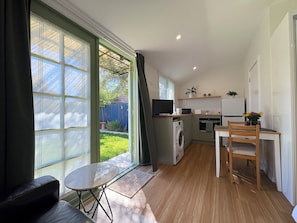 Interior - Secluded studio/granny flat, 4 minute walk from the lieveliest foodie street (East Victoria Park)