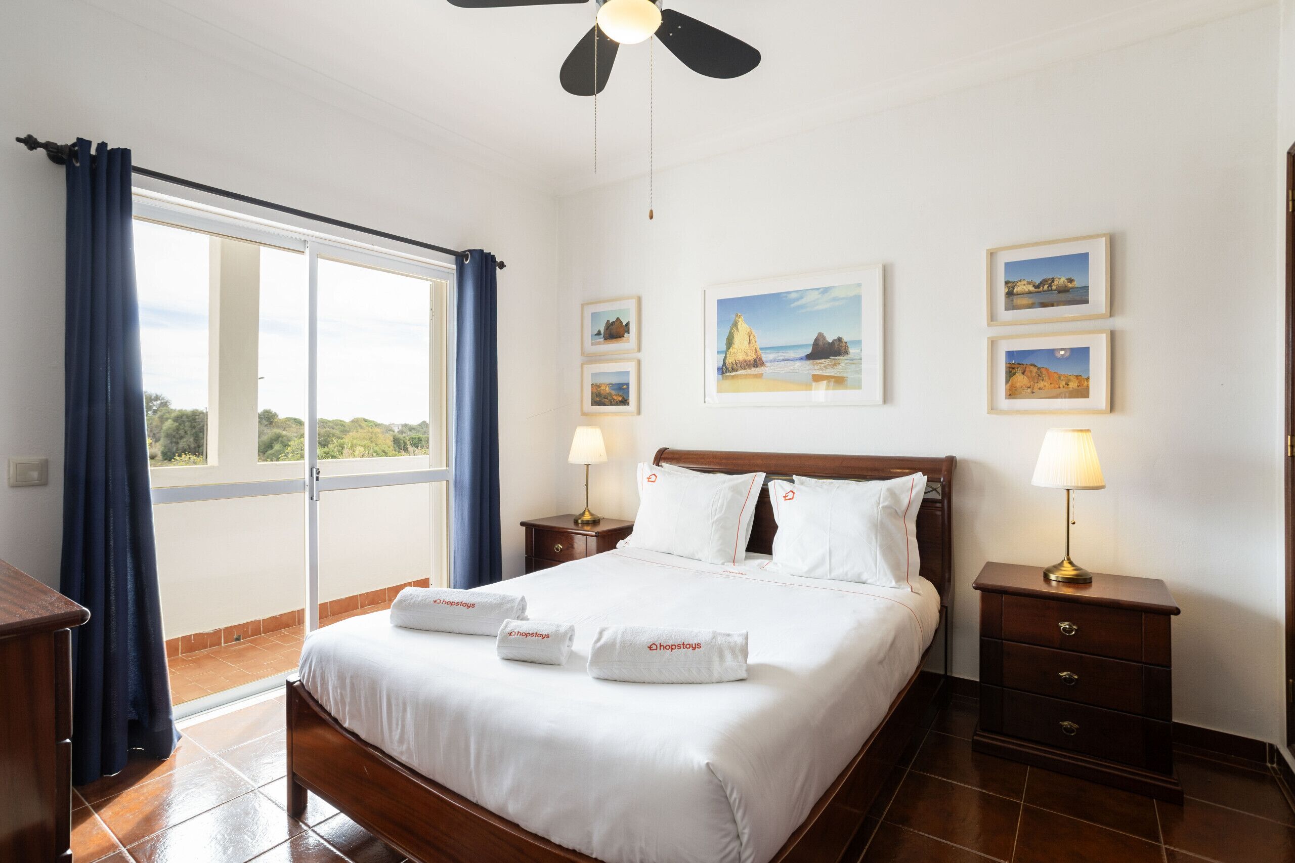 Tabla de planchar con plancha, wifi gratis, ropa de cama