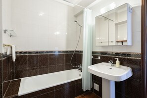 Een haardroger, een bidet, handdoeken