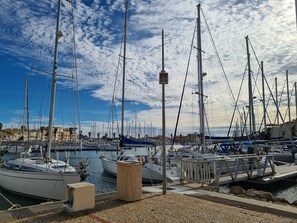 Marina - Renovated 1-bedroom apartment, 4 people, sea view, elevator, parking (Port Leucate)
