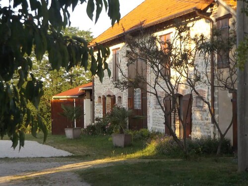 Charming Cottage with Canal Access and Privacy