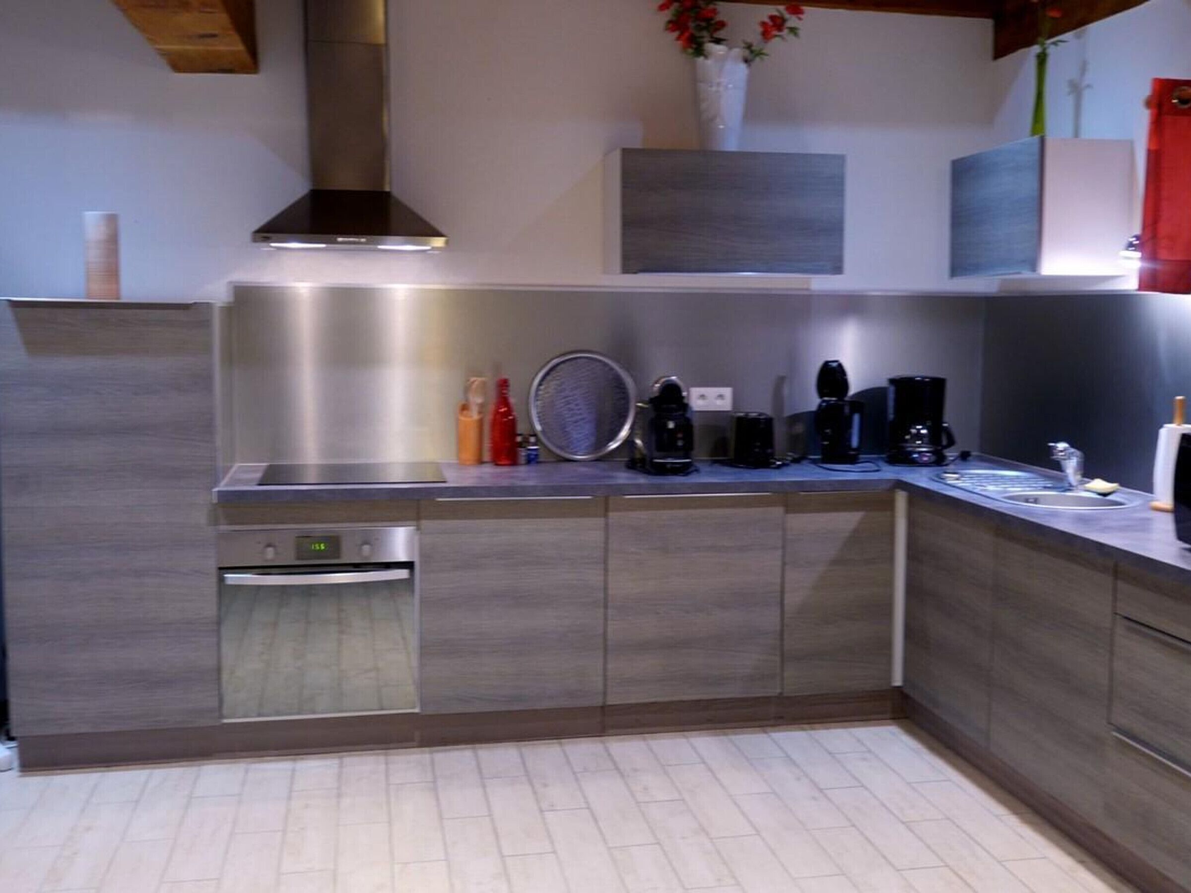 Jääkaappi, mikroaaltouuni, uuni, astianpesukone