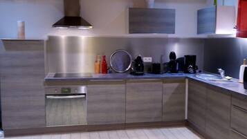 Jääkaappi, mikroaaltouuni, uuni, astianpesukone