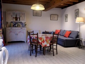 Een televisie en een tafeltennistafel