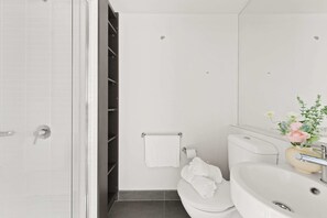 Shower, hair dryer, towels - Comfy City Apt Beside Queen Victoria Market (Melbourne)