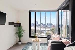 TV, offices - Comfy City Apt Beside Queen Victoria Market (Melbourne)