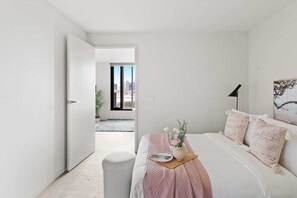 Iron/ironing board, WiFi, bed sheets, wheelchair access - Comfy City Apt Beside Queen Victoria Market (Melbourne)