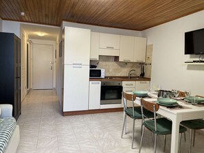 Fridge, microwave, oven, stovetop - Cozy studio in Montgenèvre for 4 people with private parking (Montgenèvre)