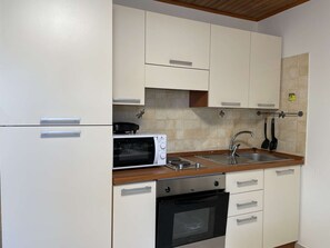 Frigorifero, microonde, forno, piano cottura