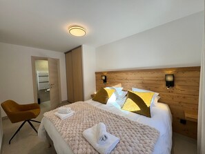 4 bedrooms, free WiFi, wheelchair access - Luxury new apartment in Vars - 10 pers, 4 br, near slopes, terrace, parking (Vars)
