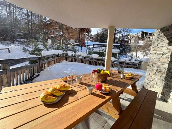 Outdoor dining