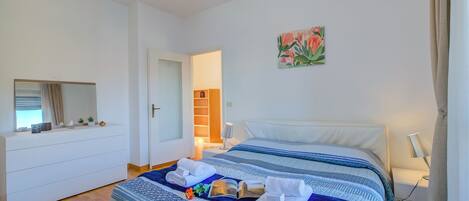 2 soverom, skrivebord for bærbar PC, wi-fi (mot et tillegg) og sengetøy